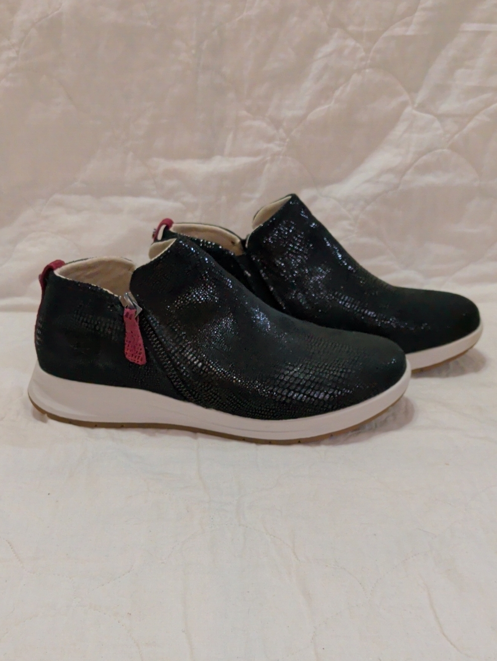 REVERE Brand Women's Black Ankle Boots Shoes with Red Accent US 8W UK 39 EUC